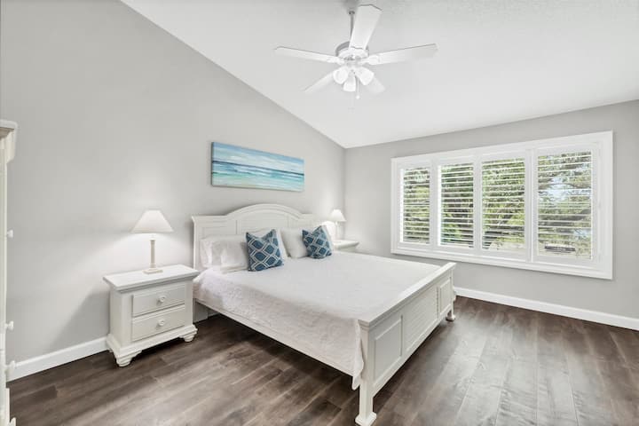 加大双人床，配备12英寸Casper Cooling Select记忆海绵床垫和100%纯棉床上用品。  平面百叶窗和新安装的防撞窗可俯瞰私人领土景观和自然景观。