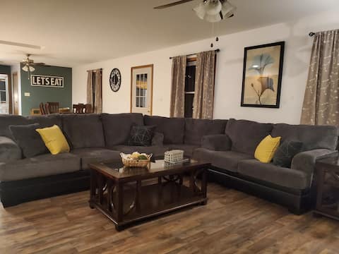 Hilltop Retreat 2: Spacious, pondfront home for 12