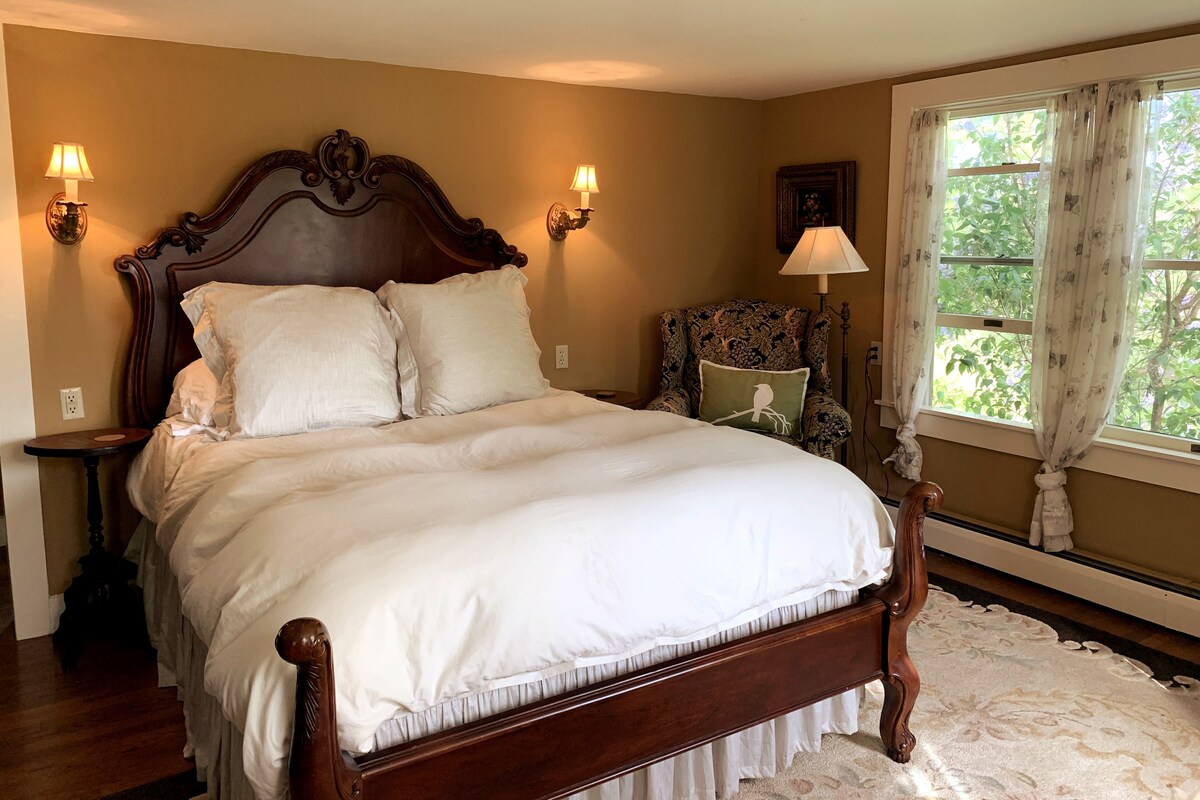 Veľká spálňa so šatníkom a kancelárskym priestorom, ako aj kúpeľňa na prvom poschodí. 