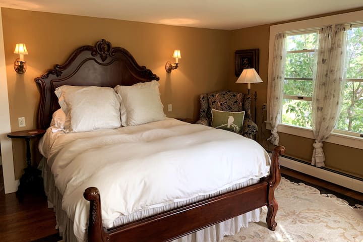 Голяма спалня с дрешник и офис пространство плюс баня на първия етаж. 