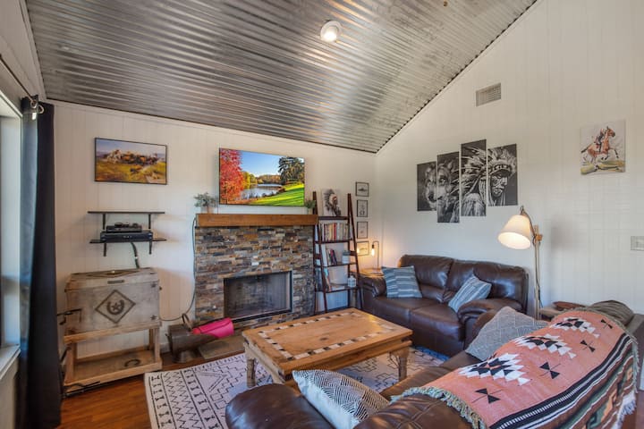 Cabin C: Living Room (w/ Smart TVs)