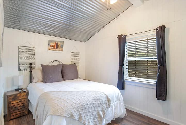 Cabin A: Bedroom (Queen bed)