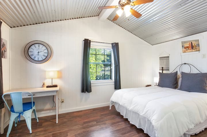 Cabin B: Bedroom (Queen bed)
