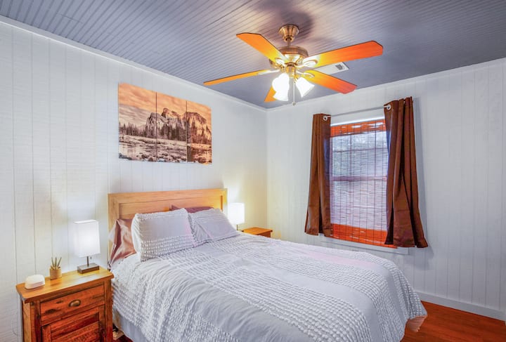 Cabin C: Guest bedroom (Queen bed)