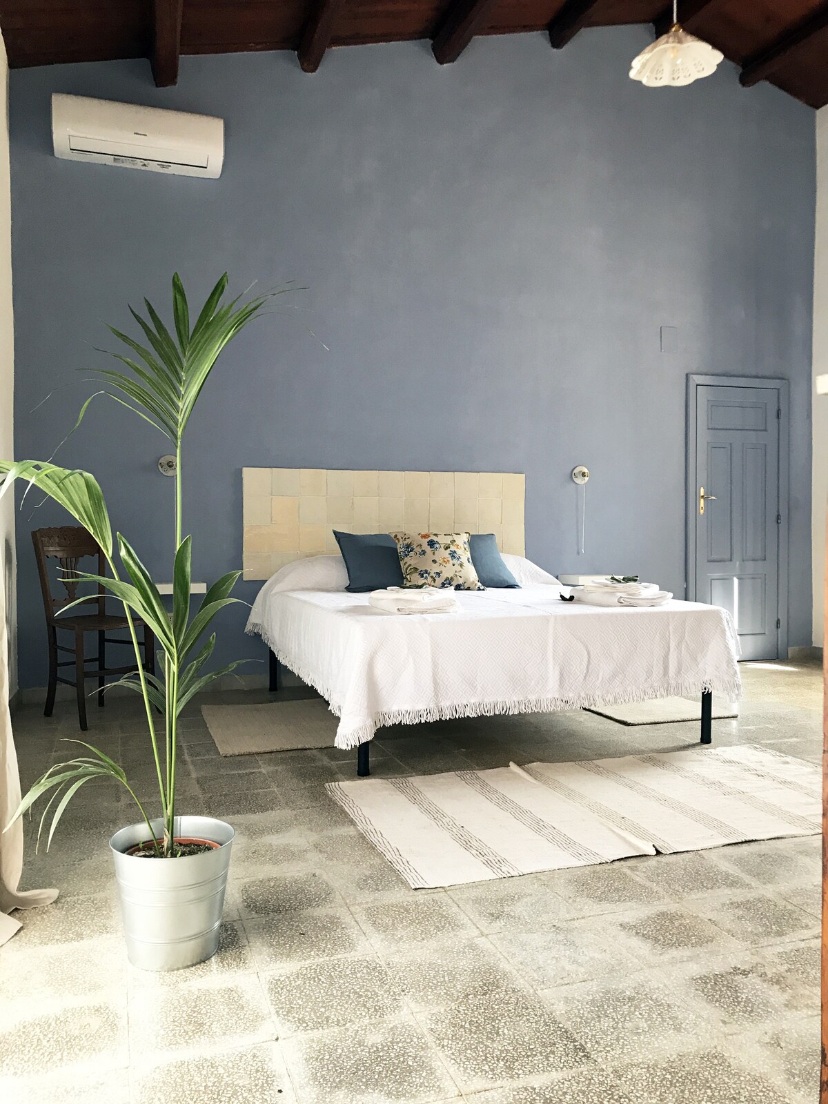 Find quiet on the comfortable bed immersed in blue! 