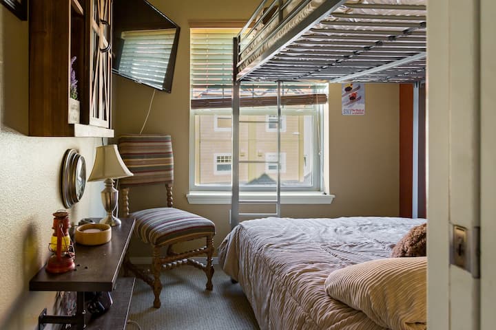 Двуетажна стая с две двойни легла 