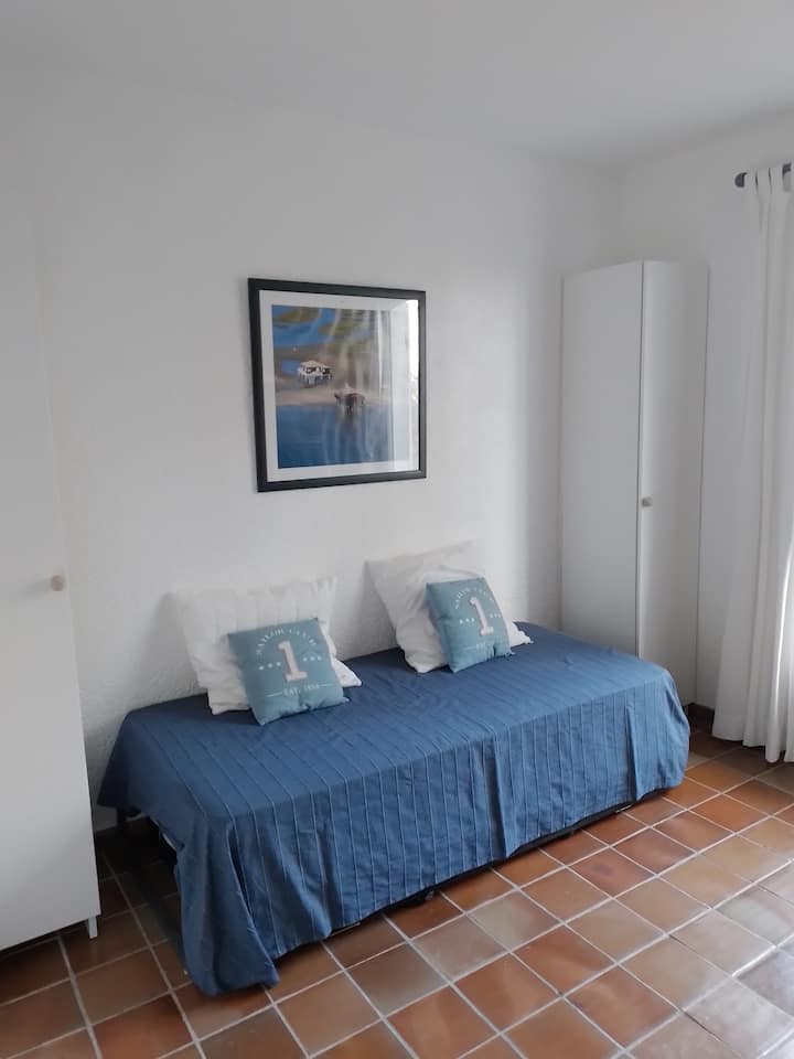 Krevate me rrota në dhomën e gjumit
