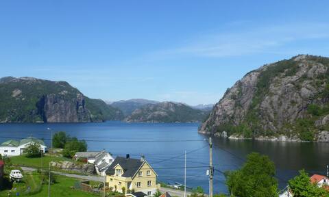 Belle vue sur le fjord depuis le salon