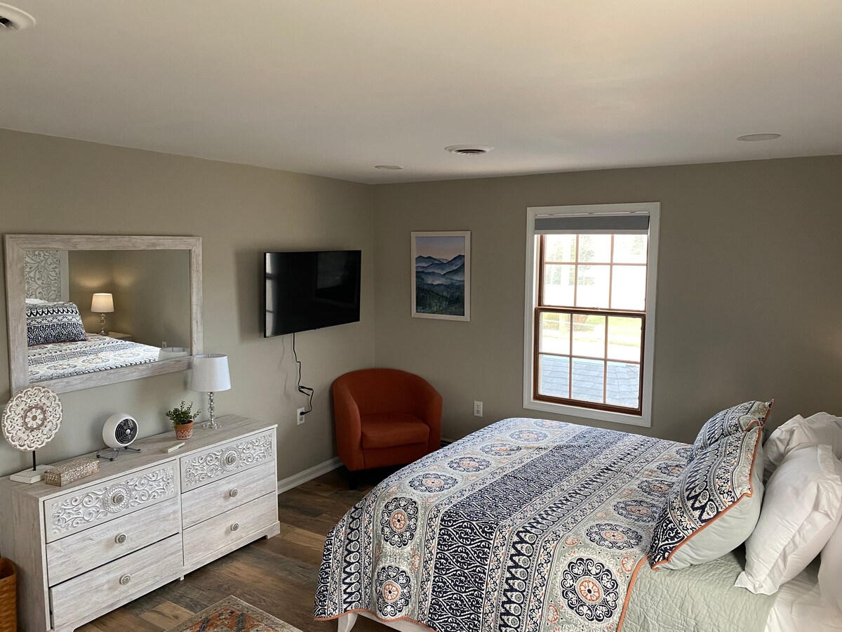 Primárna spálňa má vlastnú televízor a vlastnú kúpeľňu s toaletou. 