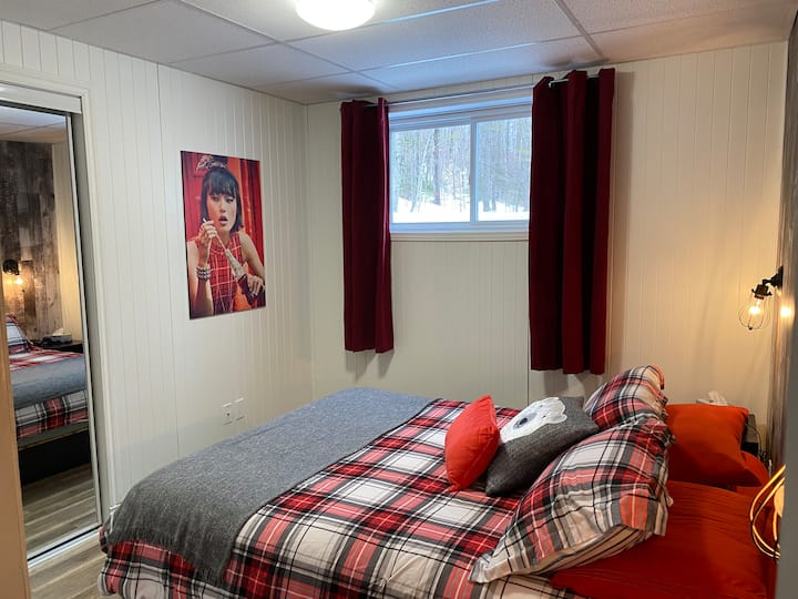 Спалня в мазето, голямо двойно легло.