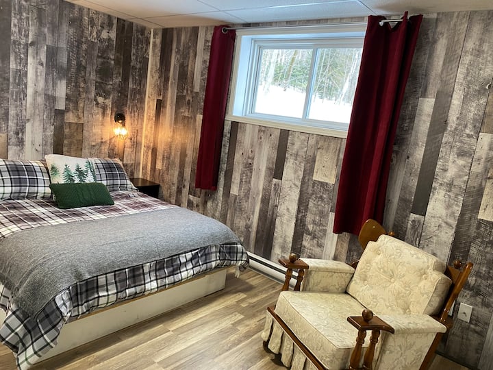 Сутеренна стая с двойно легло