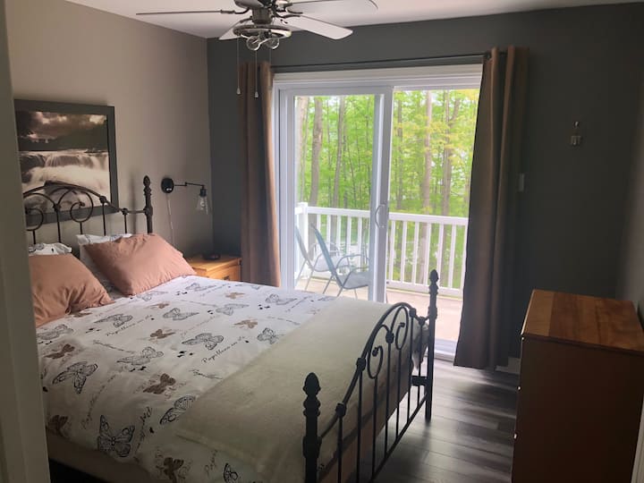 Основната спалня с двойно легло и телевизор!