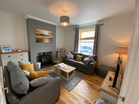 Top Airbnb: Dexters Den - Sea views, yards from Beach in Amble By The Sea