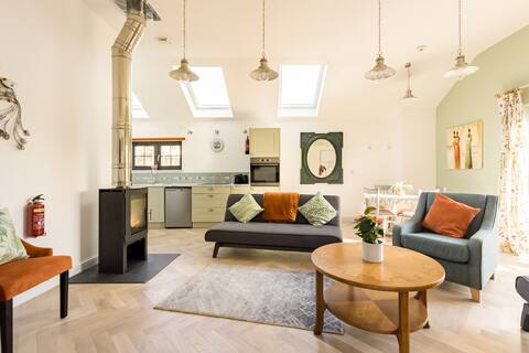 Cosy loft, wood burner, walking distance to beach