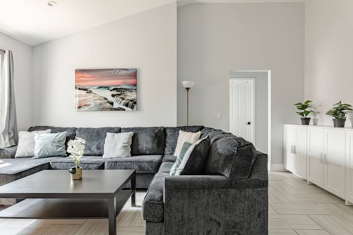 LA Modern 6BR. Gated Home Extend Stay Move ready gallery image 2