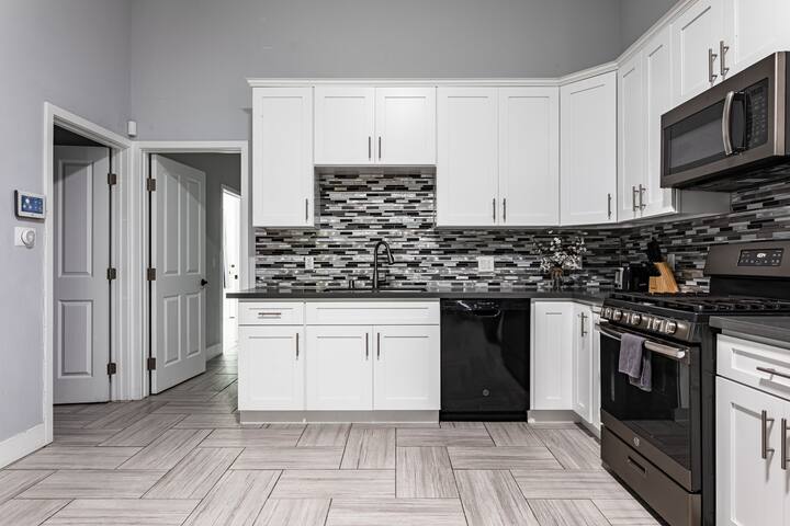 LA Modern 6BR. Gated Home Extend Stay Move ready gallery image 3