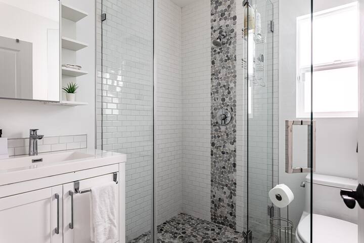 LA Modern 6BR. Gated Home Extend Stay Move ready gallery image 4