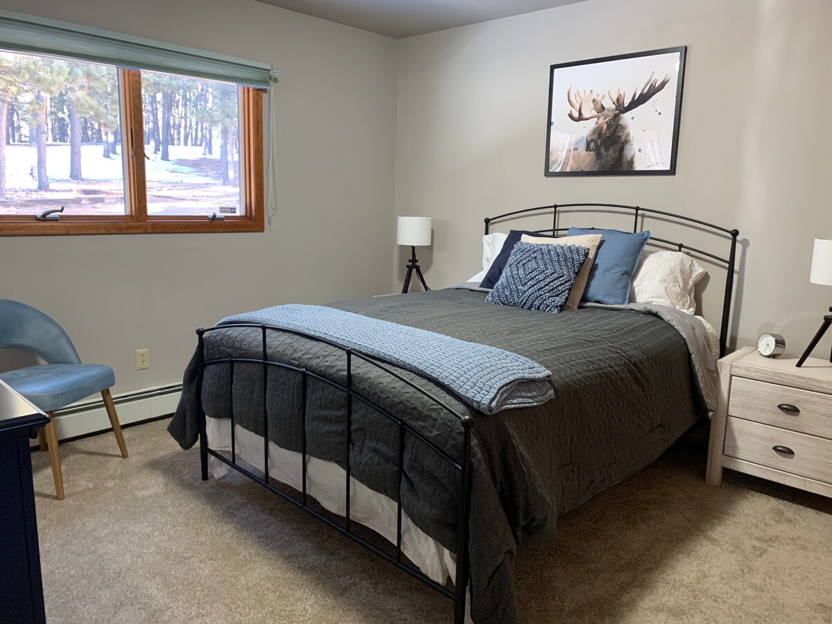 ห้องนอนมูสสวยงามมีเตียงควีนไซส์ที่อบอุ่นและมีห้องน้ำในตัว   มีการเพิ่มเฉดสีดำใหม่ในเดือนกันยายน 2021