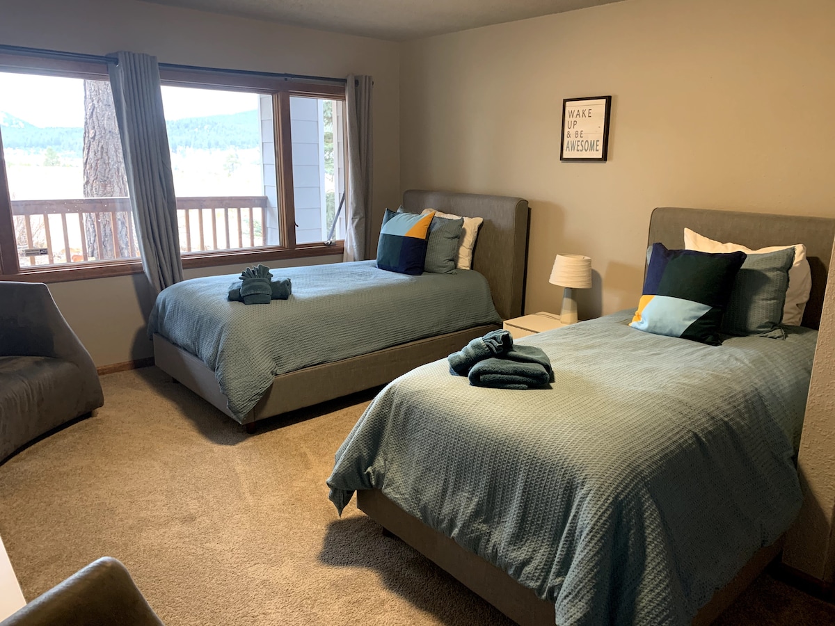 ห้องนอนหมีน่ารักมากมีเตียงแฝดน่ารัก 2 เตียงและวิวไพค์พีคที่น่าทึ่ง   มีการเพิ่มเฉดสีดำใหม่ในเดือนกันยายน 2021