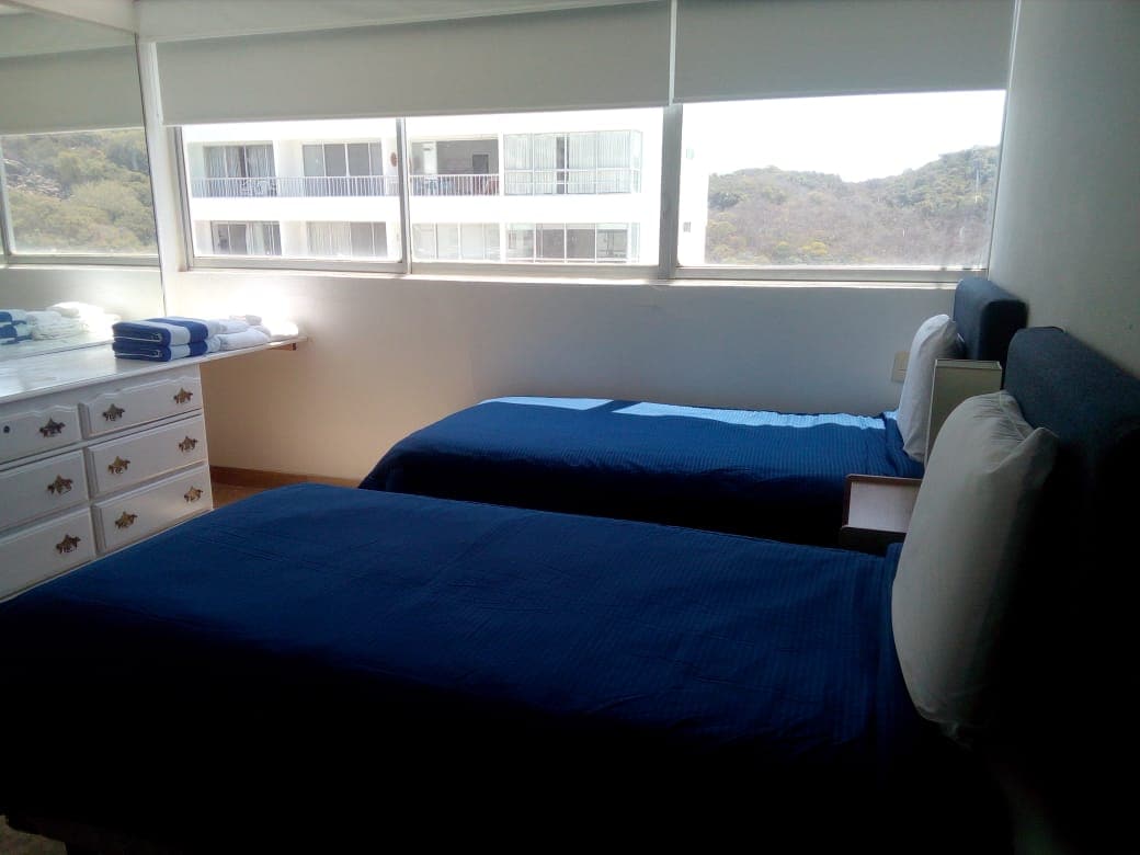 Kjo është dhoma më e madhe, e cila ka gjithashtu perde të errëta, për të siguruar një gjumë të mirë gjatë natës. 