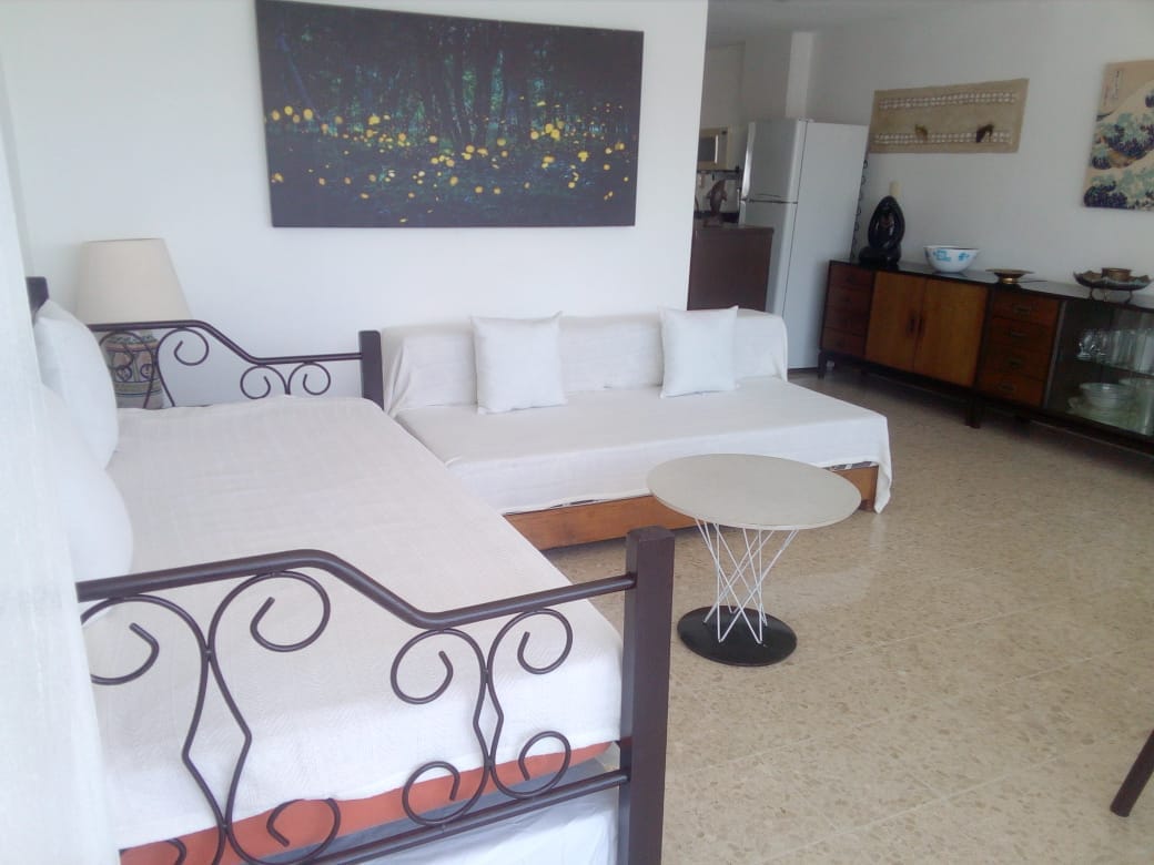 Nga ky ambient i qetë mund të relaksohesh, të lexosh, të shikosh një film të mirë ose thjesht të pushosh dhe të bisedosh me familjen. Një hapësirë për të shijuar. 