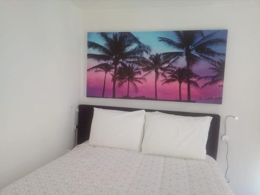 Këto palma në kokën e krevatit premtojnë ëndrra të këndshme.