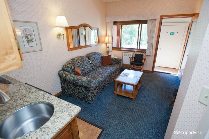 Kauč se rasklapa u bračni krevet (160x200).