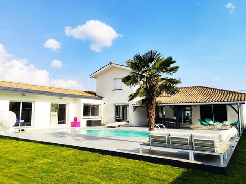 Villa with heated pool in the Bordeaux vineyard