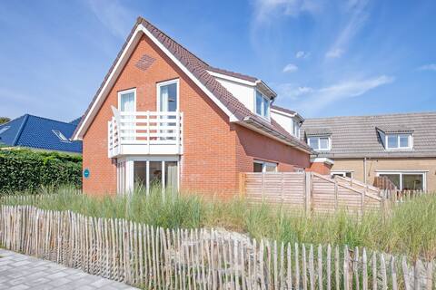 House of De Leeuwerik close to forest & beach