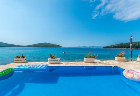 Popular Airbnb listing: Two bedroom bungalow by the shared pool in Općina Pašman