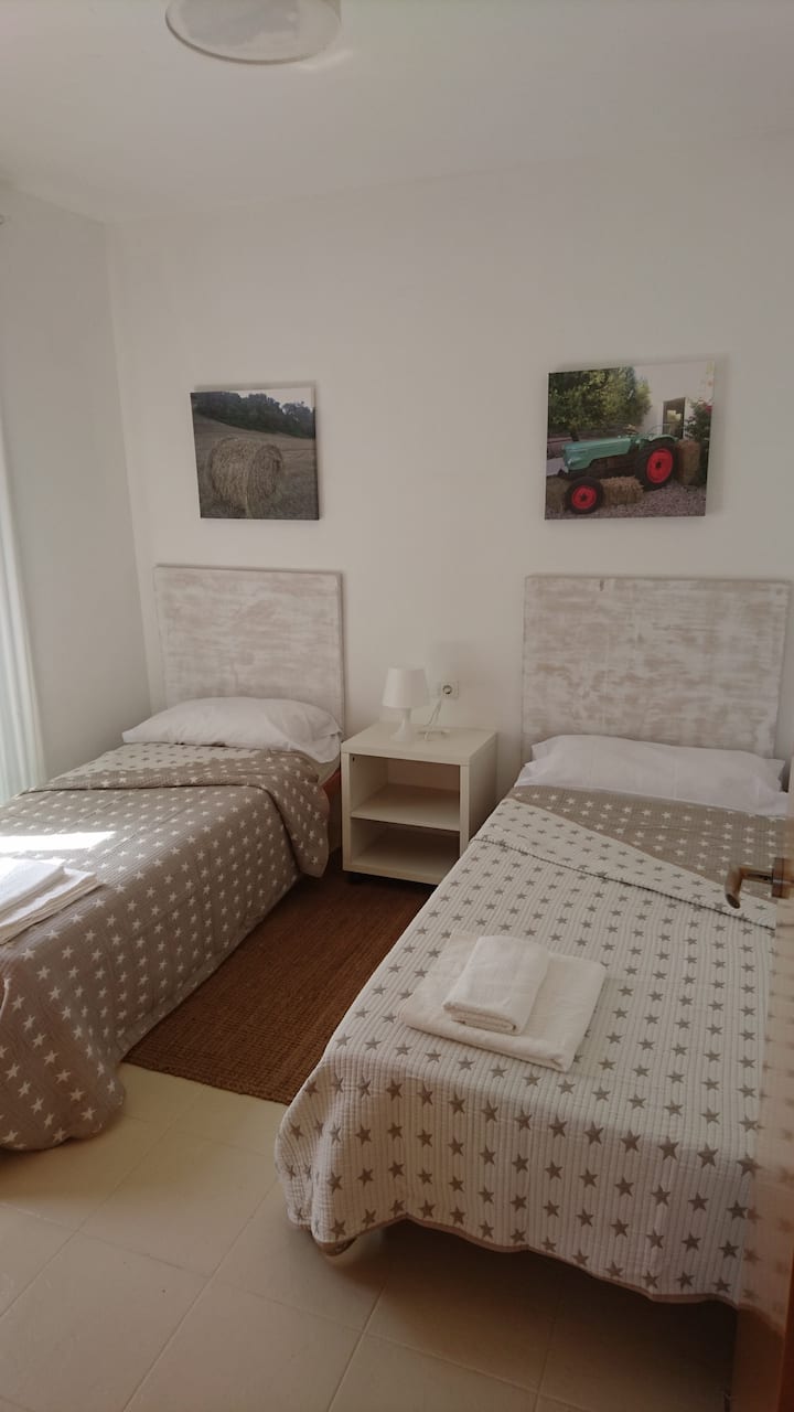Chambre double, premier étage.