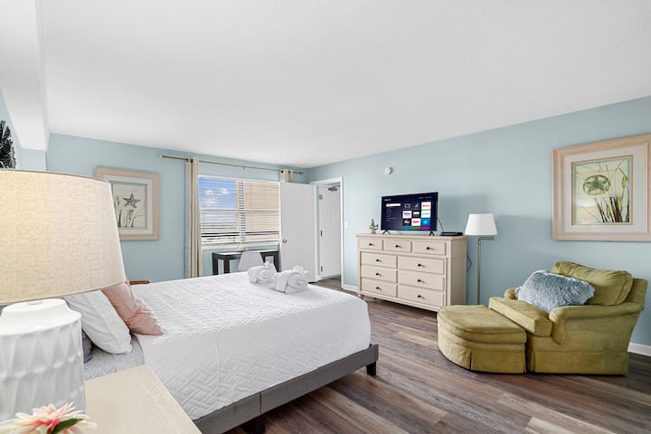 Dormitorio principal con cómoda grande y un armario completo disponible para su uso.   