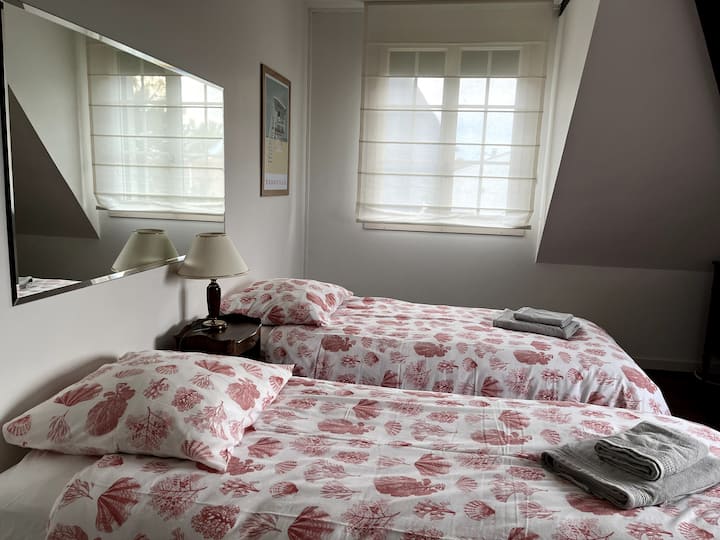 kamer 3 met 2 één persoons bedden 