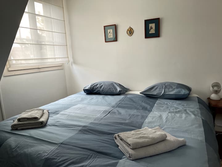 slaapkamer 4 met een tweepersoonsbed 