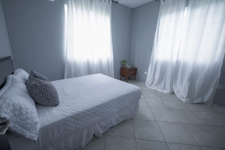 Krevat dopio "queen", dritare të mëdha dhe ndjesi ajri.