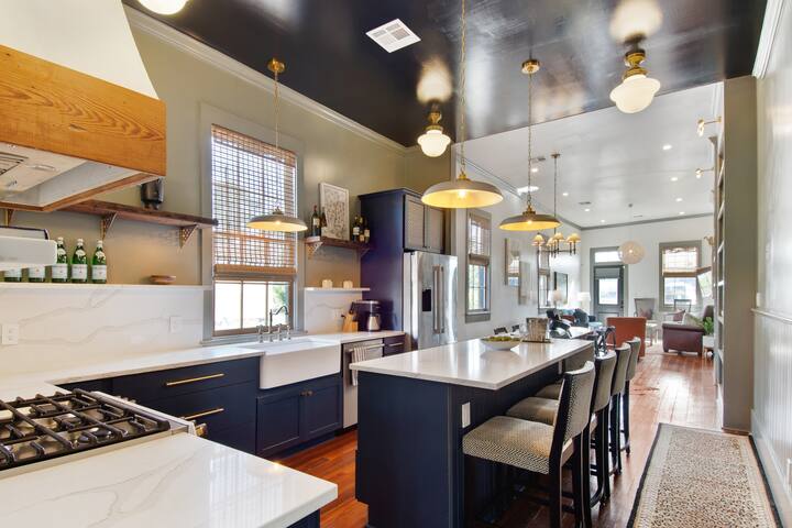 The Prince on Pleasant with a Pool gallery image 4