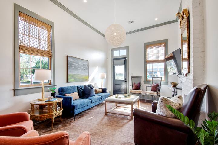 The Prince on Pleasant with a Pool gallery image 2