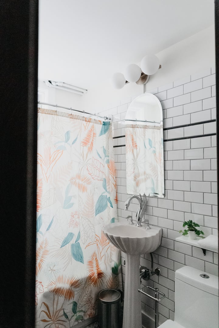 The Wilson I | Renovated Studio W/ Sleeping Nook - Madison, WI