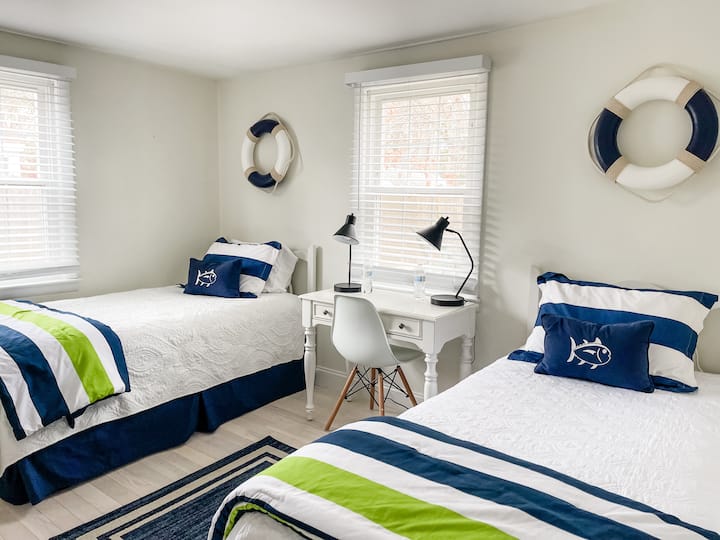 מיטות זוגיות עם מזרנים חדשים. מנורות שולחן העבודה נבנו באמצעות מטענים ל - iPhone.