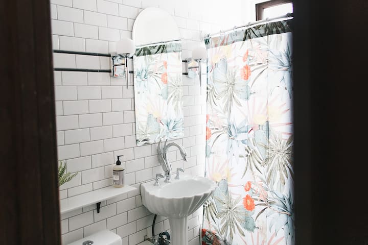 The Wilson Unit N | Quiet Renovated Studio - Madison, WI