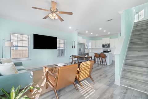 Popular Airbnb listing: Walk to downtown + seafood market. *Bay views* in Pensacola / Ferry Pass / Brent