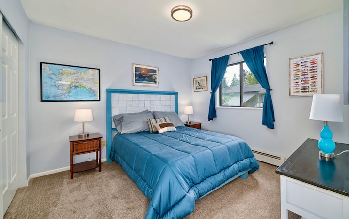 La chambre n °2 dispose d'un grand espace de placard, de draps de luxe, de couettes colorées en Alaska et de couettes en hiver pour une nuit de sommeil merveilleuse.  Des rideaux occultants haut de gamme assurent aux voyageurs un sommeil reposant au pays sous le soleil de minuit. 