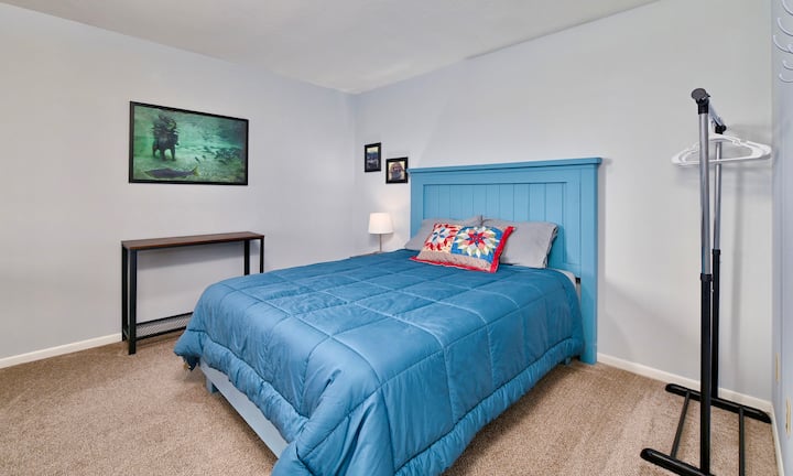 Cette maison de ville de Kenai dispose de deux chambres. Chacun  dispose d'un lit Queen Size avec une literie de luxe, des couettes en Alaska ou des couettes en hiver.  La chambre n °1 dispose d'une penderie pour suspendre des vêtements ainsi que d'un porte-manteau et d'une petite table. Rideaux occultants haut de gamme sur la fenêtre