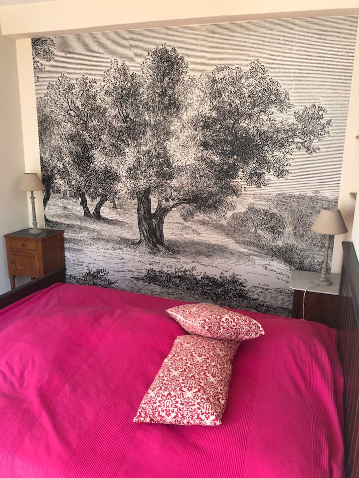 Спалня на приземния етаж: най - тихата, най - прохладната, със самостоятелна баня (душ и тоалетна).
Легло 140