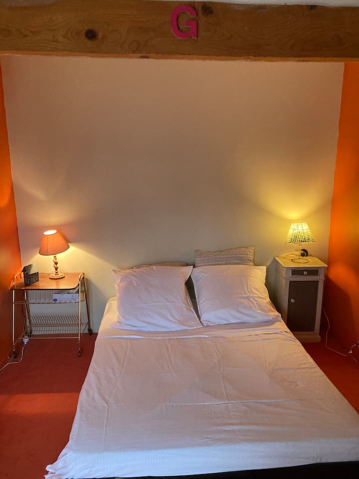 Двойна стая 2 - ри етаж
легло 140
ниша
