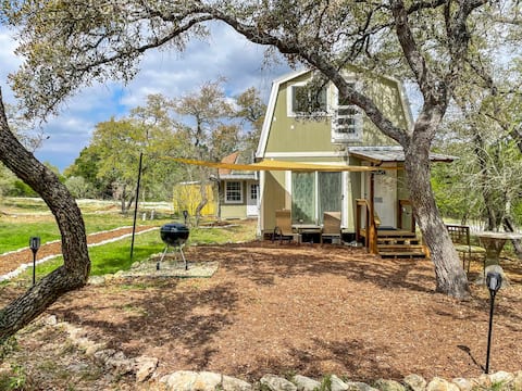 Colorful Artistic Cabin in Canyon Lake!