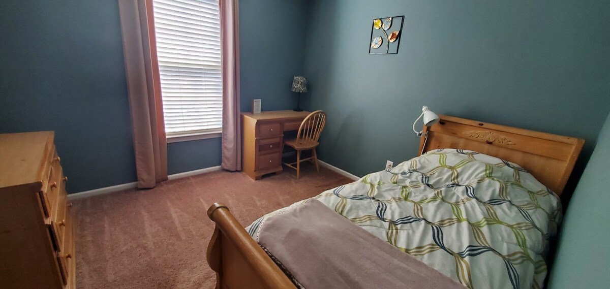 ห้องนอน #3 พร้อมโต๊ะทำงานและตู้เสื้อผ้า