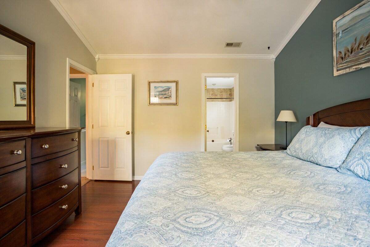 ห้องนอนหลักพร้อมเตียงคิงไซส์และพื้นที่เก็บของกว้างขวาง