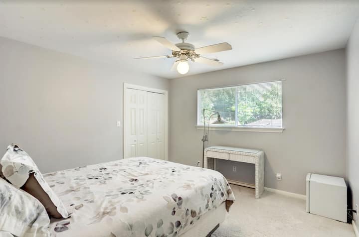 Третата спална соба дели бања со четвртата спална соба