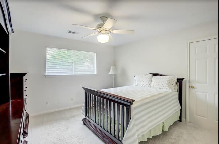 Четврта спална соба со брачен кревет (широк 125 -